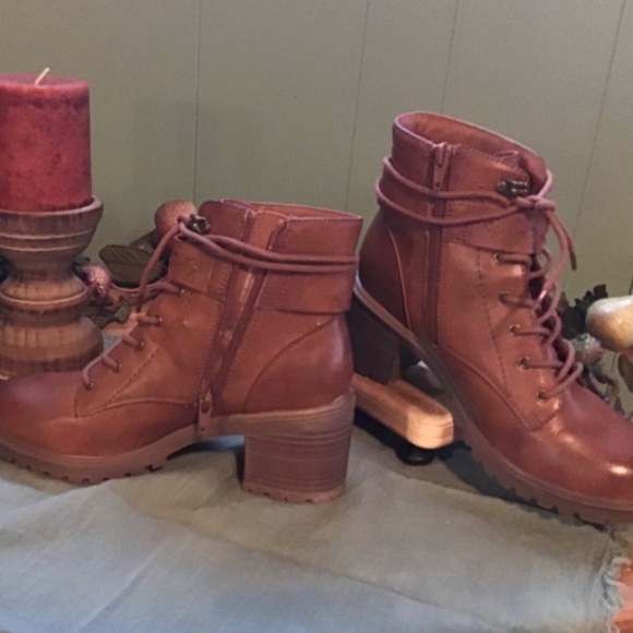 New Frye & Co. Axle Lace Up Booties - Picture 3 of 9